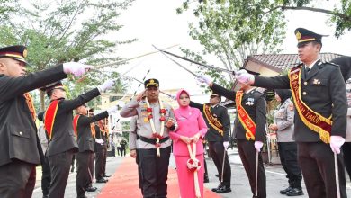Photo of AKBP Aris Cai Dwi Susanto Disambut Tradisi Pedang Pora, Resmi Pimpin Polres Aceh Timur