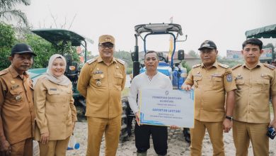Photo of Keinginan Petani Terwujud, Bupati Tanam Bawang Bersama di Demplot Tanjung Morawa