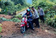 Photo of Polsek Tapak Tuan Bergerak cepat Menangani Bencana Tanah Longsor yang Terjadi di Gampong Lhok Bangkuang, Aceh Selatan