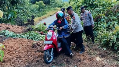 Photo of Polsek Tapak Tuan Bergerak cepat Menangani Bencana Tanah Longsor yang Terjadi di Gampong Lhok Bangkuang, Aceh Selatan