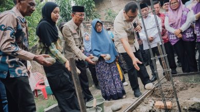 Photo of Baznas Bedah Rumah Warga dari Zakat ASN, Bupati Letakkan Batu Pertama