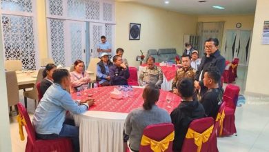 Photo of Setelah Jalani Perawatan di RSCM, Febiona dan Agnesia Korban MBG Pulang ke Karo