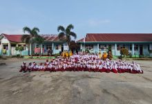 Photo of Polsek Panti Tanamkan Karakter Positif, Bhabinkamtibmas Jadi Inspektur Upacara di SDN 19 Rambah Lanai