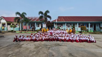 Photo of Polsek Panti Tanamkan Karakter Positif, Bhabinkamtibmas Jadi Inspektur Upacara di SDN 19 Rambah Lanai