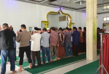 Photo of Kapolsek Dua Koto Hadiri Salat Jenazah dan Bertakziah, Wujud Empati Polri di Tengah Musibah