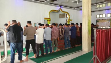 Photo of Kapolsek Dua Koto Hadiri Salat Jenazah dan Bertakziah, Wujud Empati Polri di Tengah Musibah
