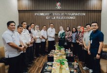 Photo of Asri Ludin Tambunan Dukung Kolaborasi FKG USU, dari Desa Binaan hingga Kerupuk Udang Rebon