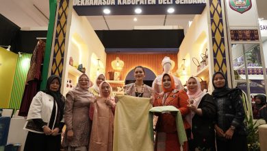 Photo of Dekranasda Deli Serdang Tampilkan Produk Kriya Lokal di Kriyanusa 2026