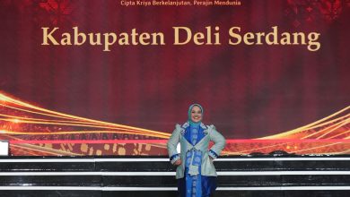 Photo of Anggunnya Jelita Asri Ludin Tambunan dalam Balutan Tenun Deli Serdang di Kriyanusa 2026