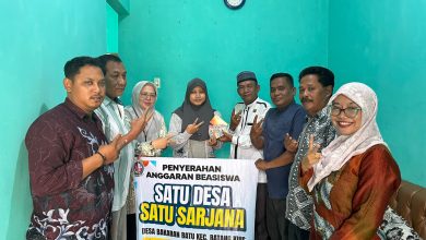 Photo of Satu Desa Satu Sarjana, Program Bupati Asri Ludin Tambunan Buka Jalan Anak Berprestasi dari Keluarga Kurang Mampu ke Perguruan Tinggi
