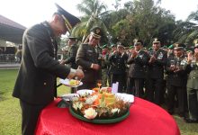 Photo of HUT ke-81 TNI, Dandim 0204/DS Potong Tumpeng dan Berikan Tali Asih kepada Warakawuri