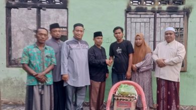 Photo of Ponpes NU Al Qomariyah Galang  Berikan Tali Asih kepada Korban Kebakaran di Desa Kotasan