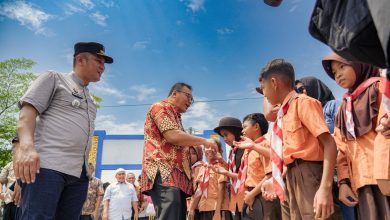 Photo of Tinjau Rehabilitasi SDN 108076 Tanjung Selamat, Bupati Disambut Antusias Siswa