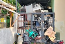 Photo of Barang Bekas RSUD Amri Tambunan Ditumpuk Dekat Kantin