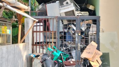 Photo of Barang Bekas RSUD Amri Tambunan Ditumpuk Dekat Kantin