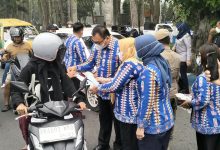 Photo of Peduli Kesehatan Warga di Tengah Kabut Asap, Bupati Deli Serdang Bagikan Masker kepada Pengguna Jalan