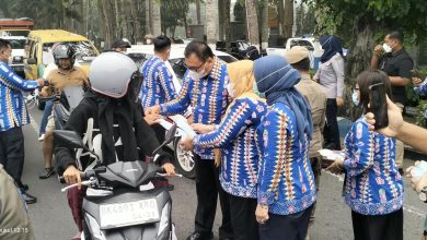 Photo of Peduli Kesehatan Warga di Tengah Kabut Asap, Bupati Deli Serdang Bagikan Masker kepada Pengguna Jalan