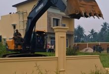 Photo of Pagar Rumah Mewah Dirobohkan Pemkab Deli Serdang Pakai Beko