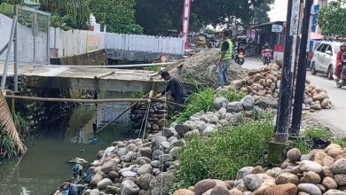 Photo of PKL di atas Parit Jalan Pasar 3 Datok Kabu Percut Sei Tuan Hambat Pembangunan Proyek Talud, Warga Minta Ditertibkan