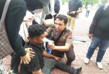 Photo of Seorang Pengunjuk Rasa di Kantor Gubernur Terjatuh Lemas, Polisi dengan Sigap Memberikan Oxycan untuk Pertolongan Pernapasan