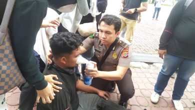 Photo of Seorang Pengunjuk Rasa di Kantor Gubernur Terjatuh Lemas, Polisi dengan Sigap Memberikan Oxycan untuk Pertolongan Pernapasan