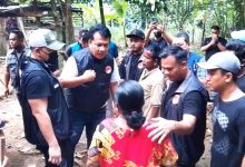Photo of Tim Gabungan Polresta dan BNNK Deli Serdang Gerebek Barak Narkoba di Colombia Biru-biru, Tiga Orang Diangkut