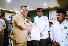 Photo of Lima Instansi Deli Serdang Bersinergi, Delapan Sertipikat Tanah Wakaf Diserahkan untuk Perkuat Kepastian Hukum
