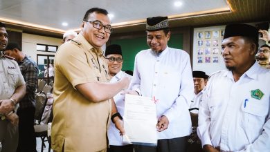 Photo of Lima Instansi Deli Serdang Bersinergi, Delapan Sertipikat Tanah Wakaf Diserahkan untuk Perkuat Kepastian Hukum