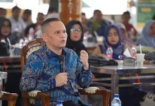 Photo of Ketua MKD DPR RI dan Tokoh Masyarakat Aceh Apresiasi Polda Aceh Tangkap Penimbun Solar, Antrean di SPBU Mulai Lancar