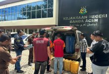 Photo of Penyidik Polresta Banda Aceh Menyerahkan Pelaku penimbun BBM Subsidi kepada Jaksa