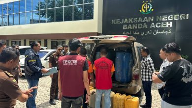 Photo of Penyidik Polresta Banda Aceh Menyerahkan Pelaku penimbun BBM Subsidi kepada Jaksa