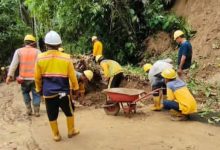 Photo of Longsor Tutup Jalan di Desa Bekukul Deli Serdang, SDABMBK Turun Lakukan Penanganan