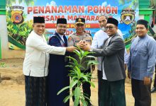 Photo of Dukung Green Policing, Kapolda Aceh Tanam Puluhan Pohon di Dayah Mini